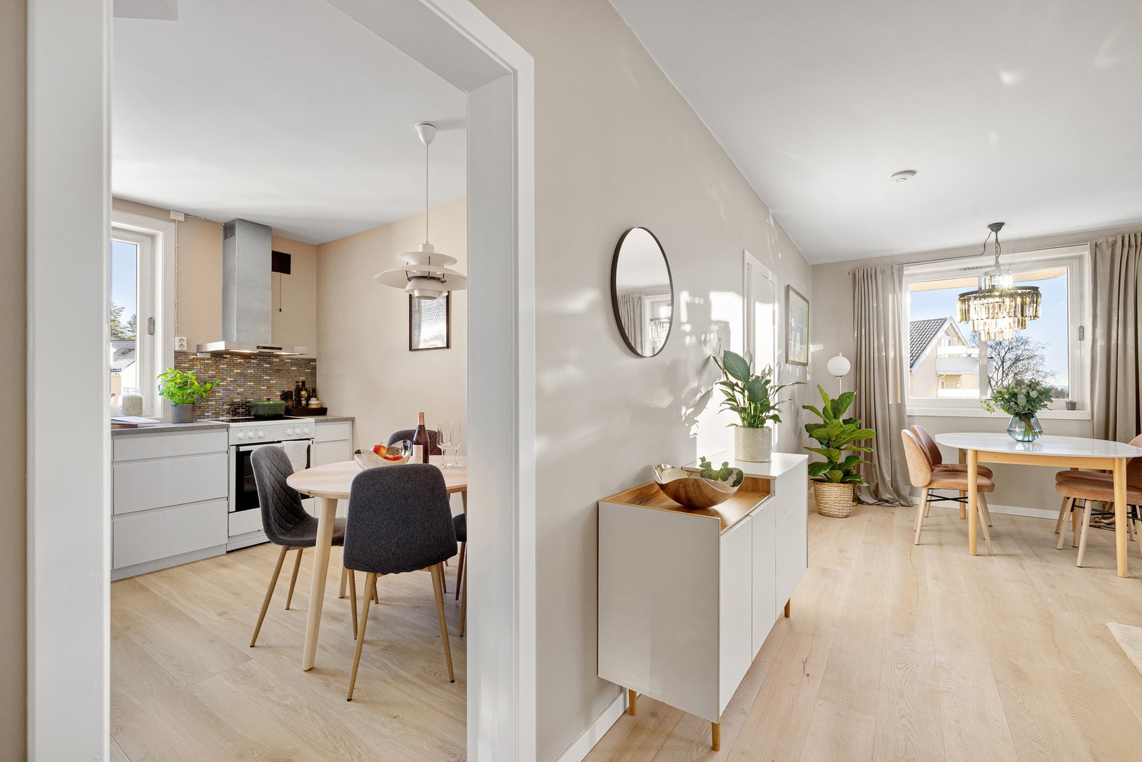 Kjøkken ligger praktisk og adskilt til i leiligheten. Galleribilde