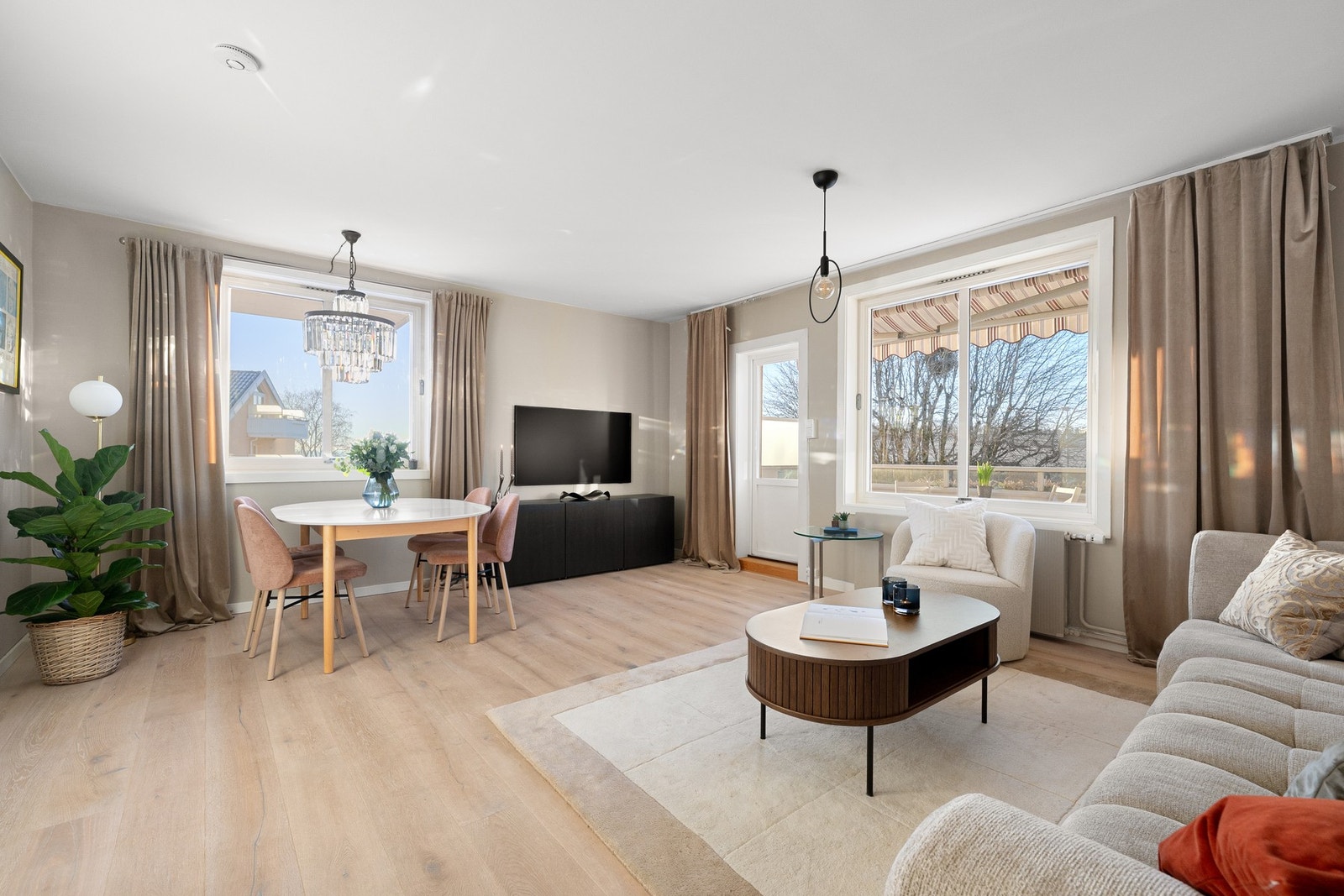 Nye gulv i gang, stue og begge soverom i 2020, med nymalte vegger i 2026. Galleribilde