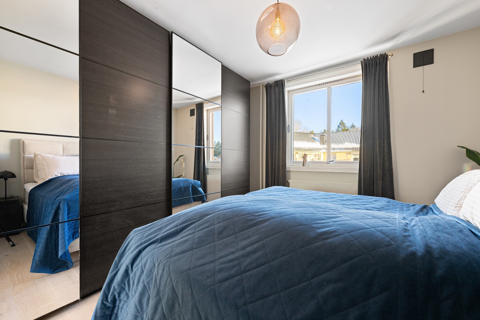 På hovedsoverommet er det en stor plassbygd garderobeløsning med skyvedører med speil og tre med spiler. Galleribilde