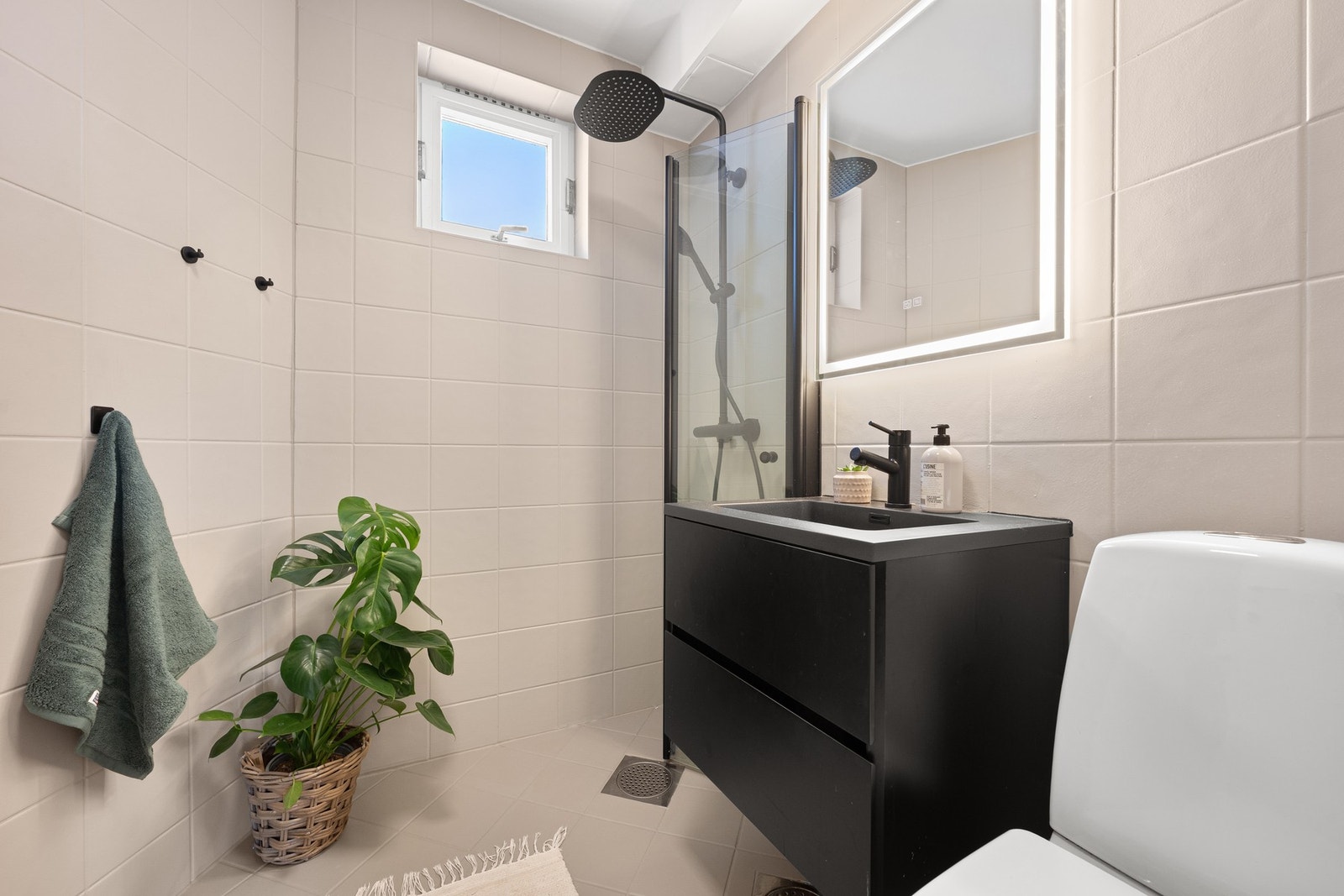 Baderom fra 2008 totalrenovert i regi av aksjelaget. Overflateoppusset i 2025, malte fliser og byttet ut speil, vask og dusj. Galleribilde