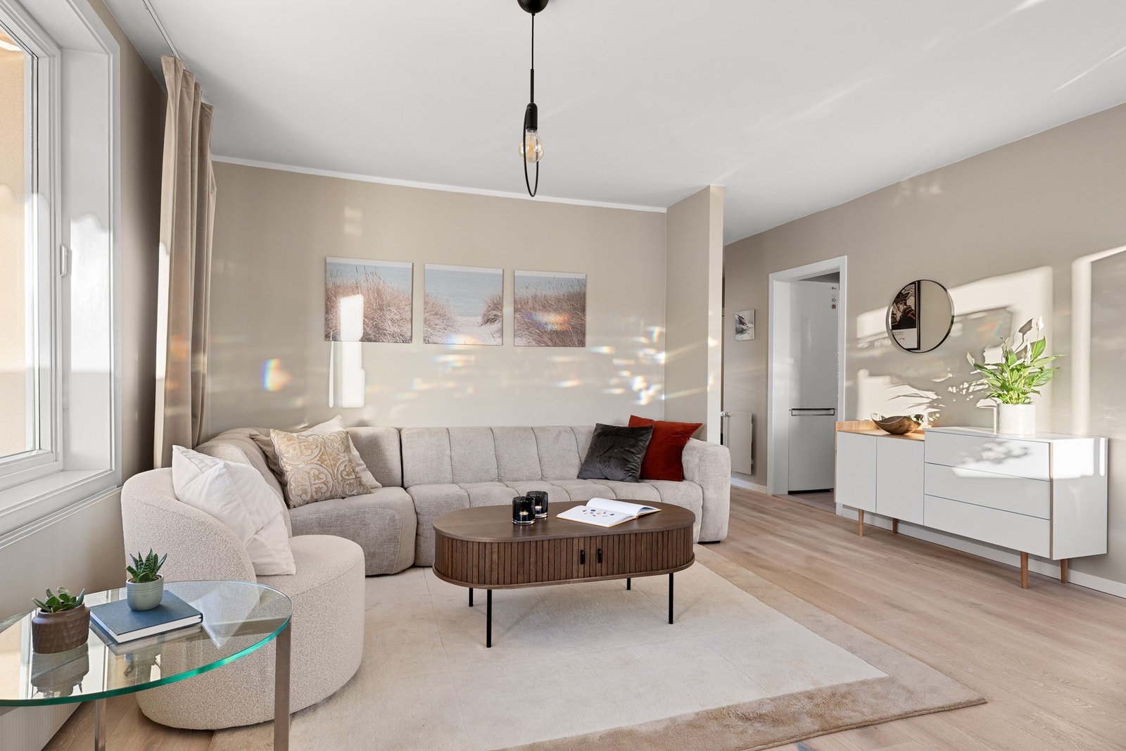 Stuen er lys og luftig, med vinduer som gir lysinnslipp fra flere sider og skaper en behagelig romfølelse gjennom hele dagen - et rom det er lett å trives i. Galleribilde