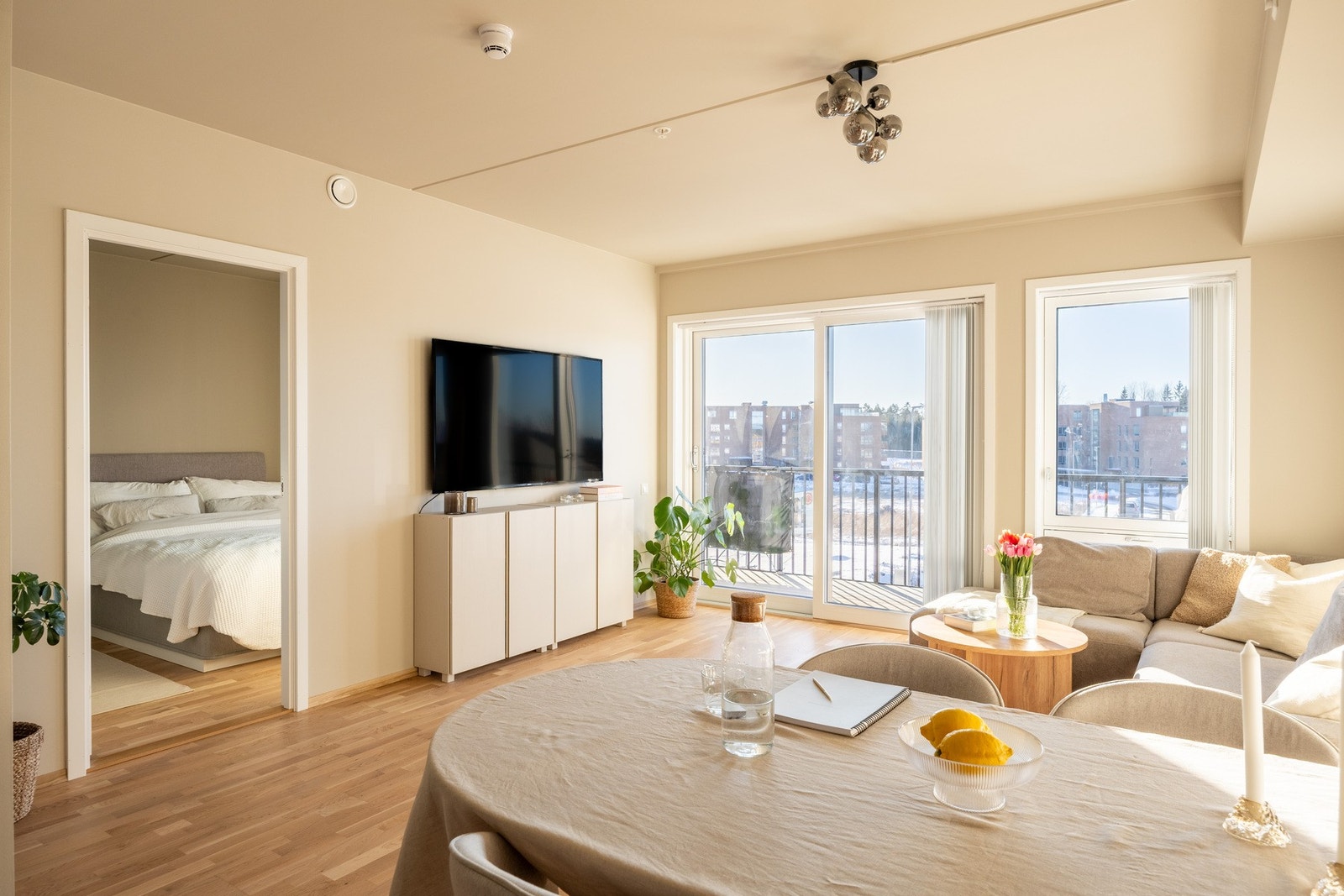 Praktisk åpen kjøkkenløsning vendt mot stue. Galleribilde