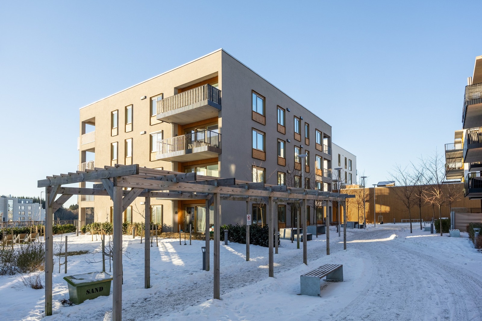 Kort vei til Ski sentrum enten med buss eller via sykkelfelt hele veien ned. Galleribilde