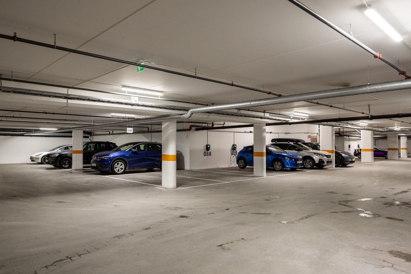 Medfølger garasjeplass i felles parkeringskjeller med elbillader, merket med nr. 84. Galleribilde