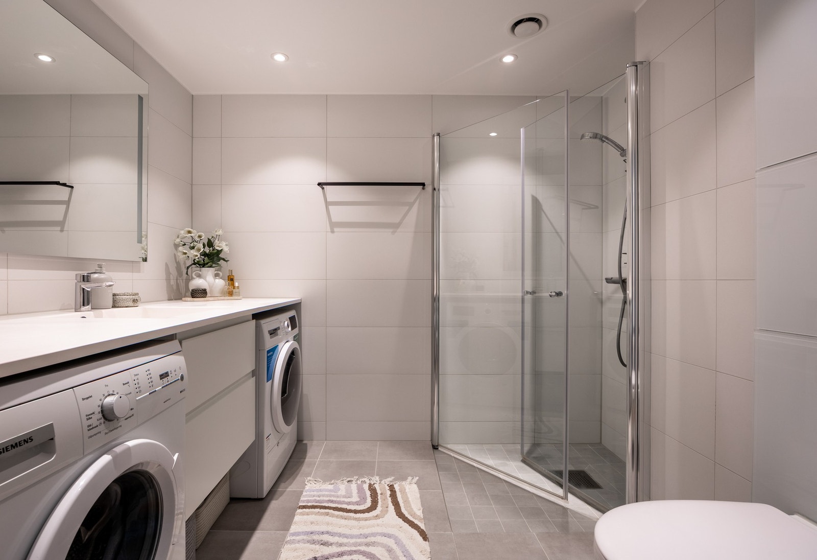 Pent og romslig baderom fra byggeåret 2022 med flislagt gulv med vannbåren gulvvarme. Galleribilde