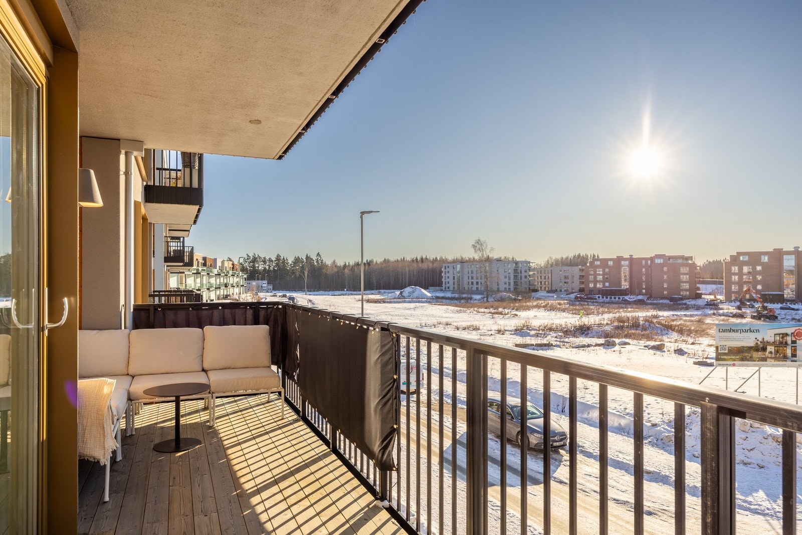 Utgang fra stue til overbygget sydvestvendt balkong på 13 kvm. Galleribilde