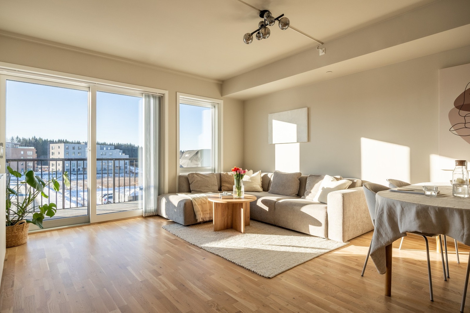 Leiligheten har store vindusflater som slipper inn mye naturlig lys. Galleribilde