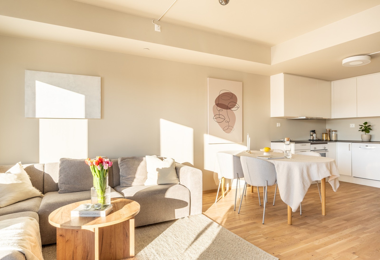 Lys, lekker 2-roms fra 2022 med egen garasjeplass, sydvestvendt balkong på 13 kvm og vannbåren varme. Galleribilde