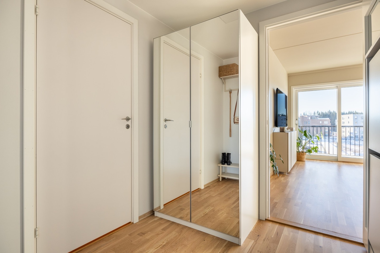 Lys entré med garderobeskap. Galleribilde