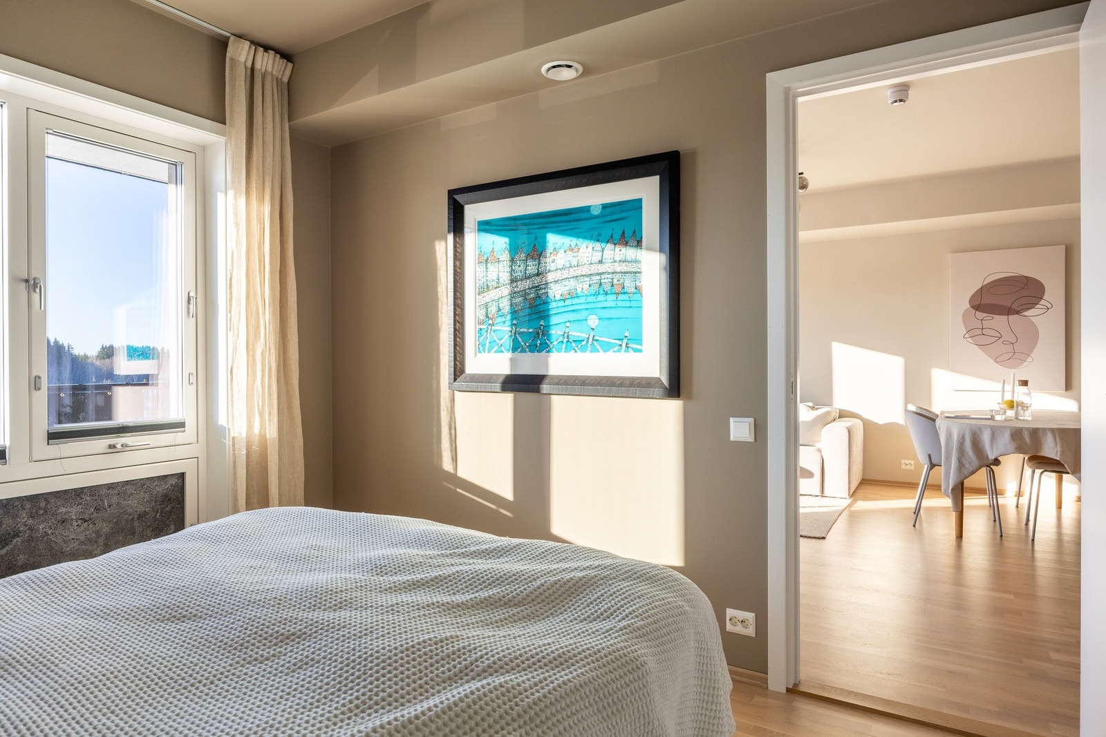 Romslig soverom med plass til dobbelseng. Galleribilde