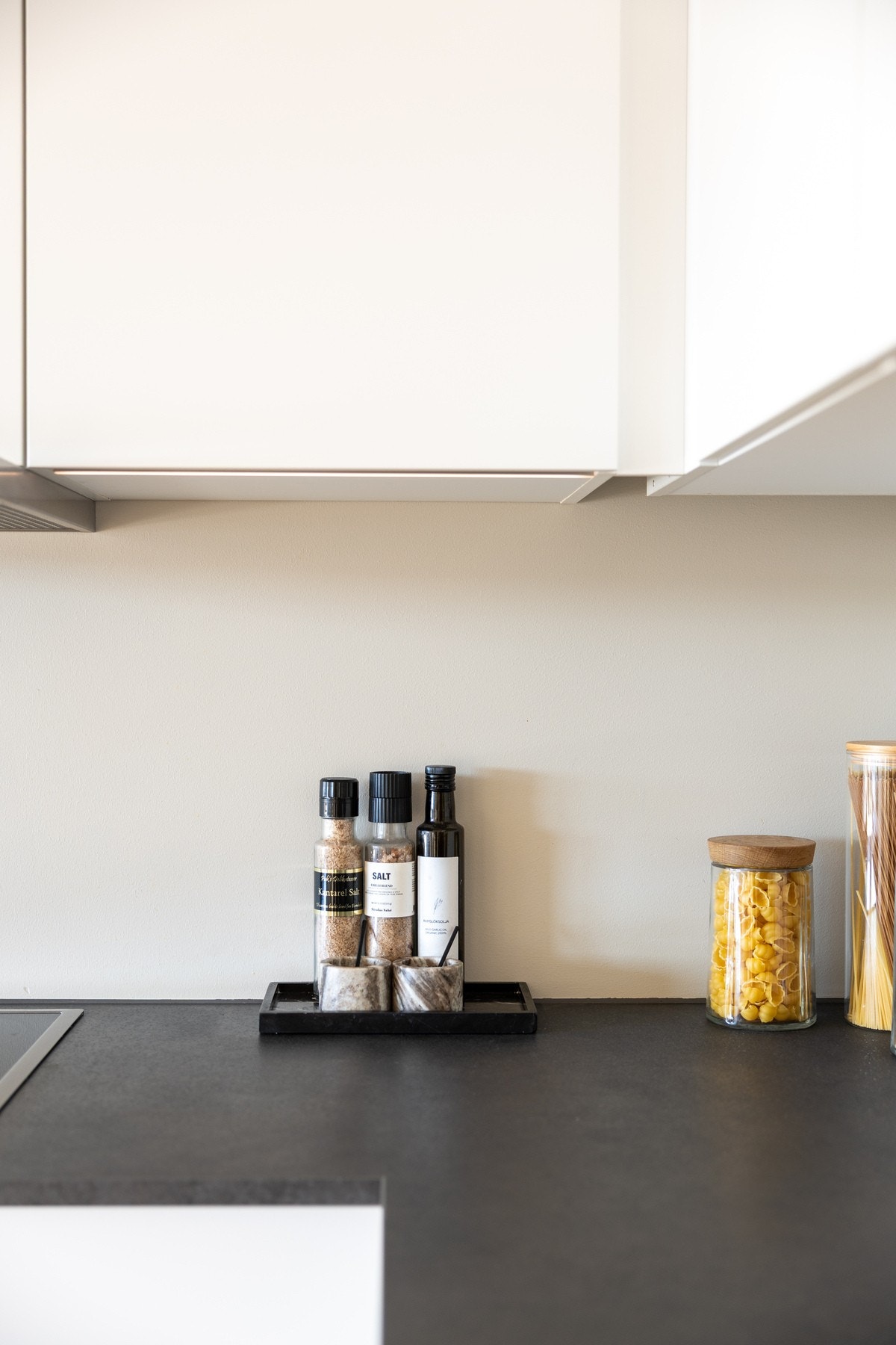 Kjøkkenløsning fra byggeåret 2022 med glatte fronter. Galleribilde