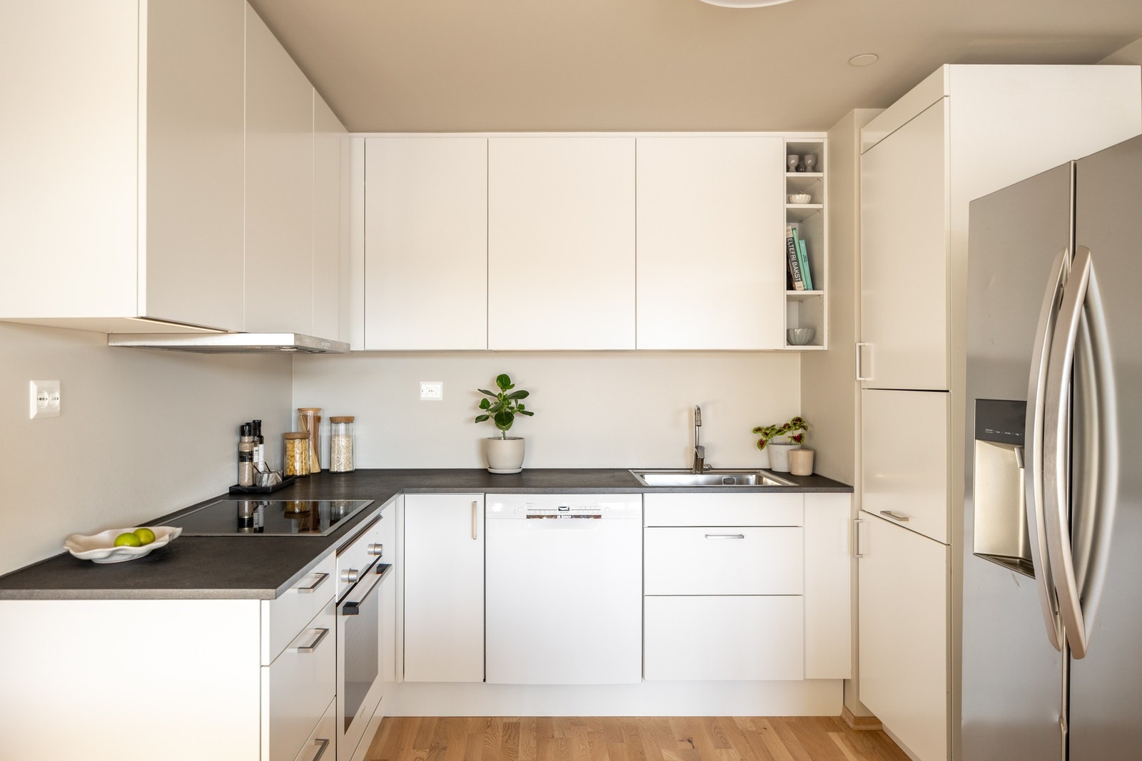 Sosialt og luftig kjøkken med praktiske løsninger samt godt med både skap- og benkeplass. Galleribilde