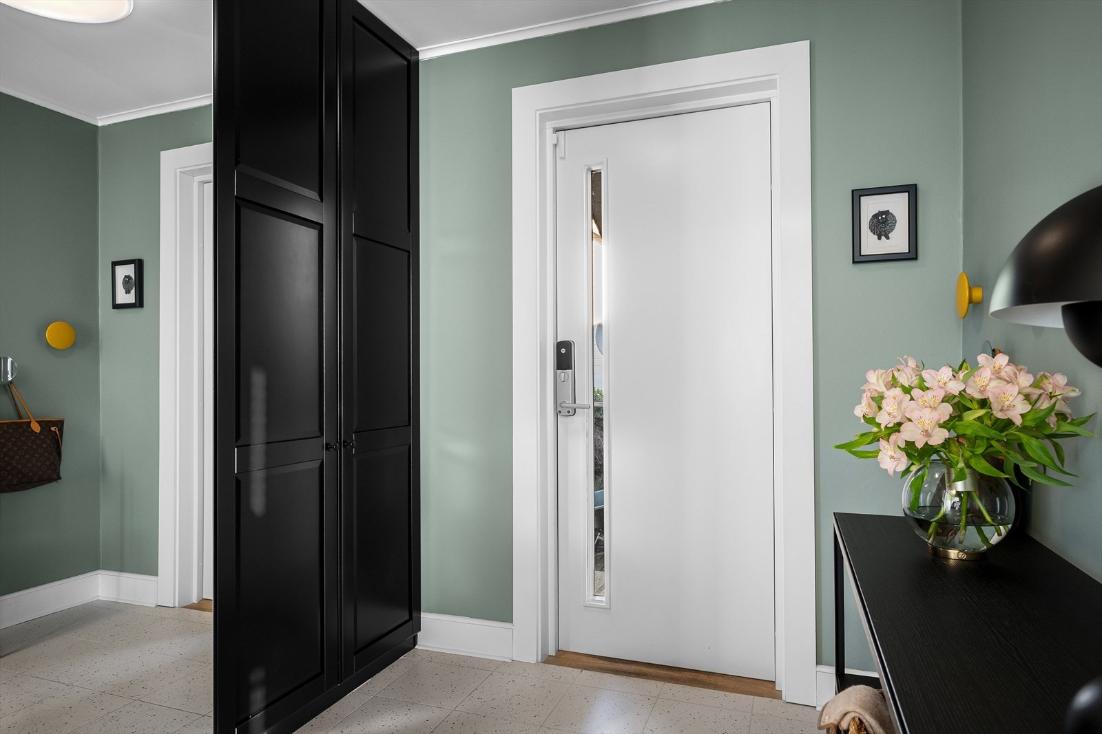 Bi-inngang med god skapplass og innredning for alle typer klær og utstyr. Delikate flis på gulv med varme. Galleribilde