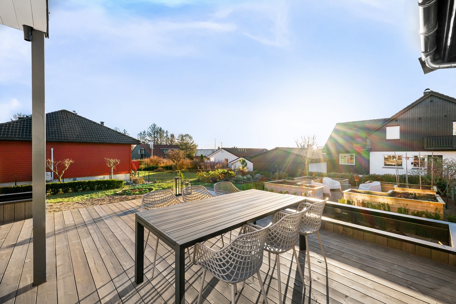 Ny royal terrasse med bedkasse for lune kontraster og fin atmosfære. Strålende solforhold fra tidlig til sent. Støpt dekke og mur for grillplass. Fin oversikt over egen hage. Galleribilde