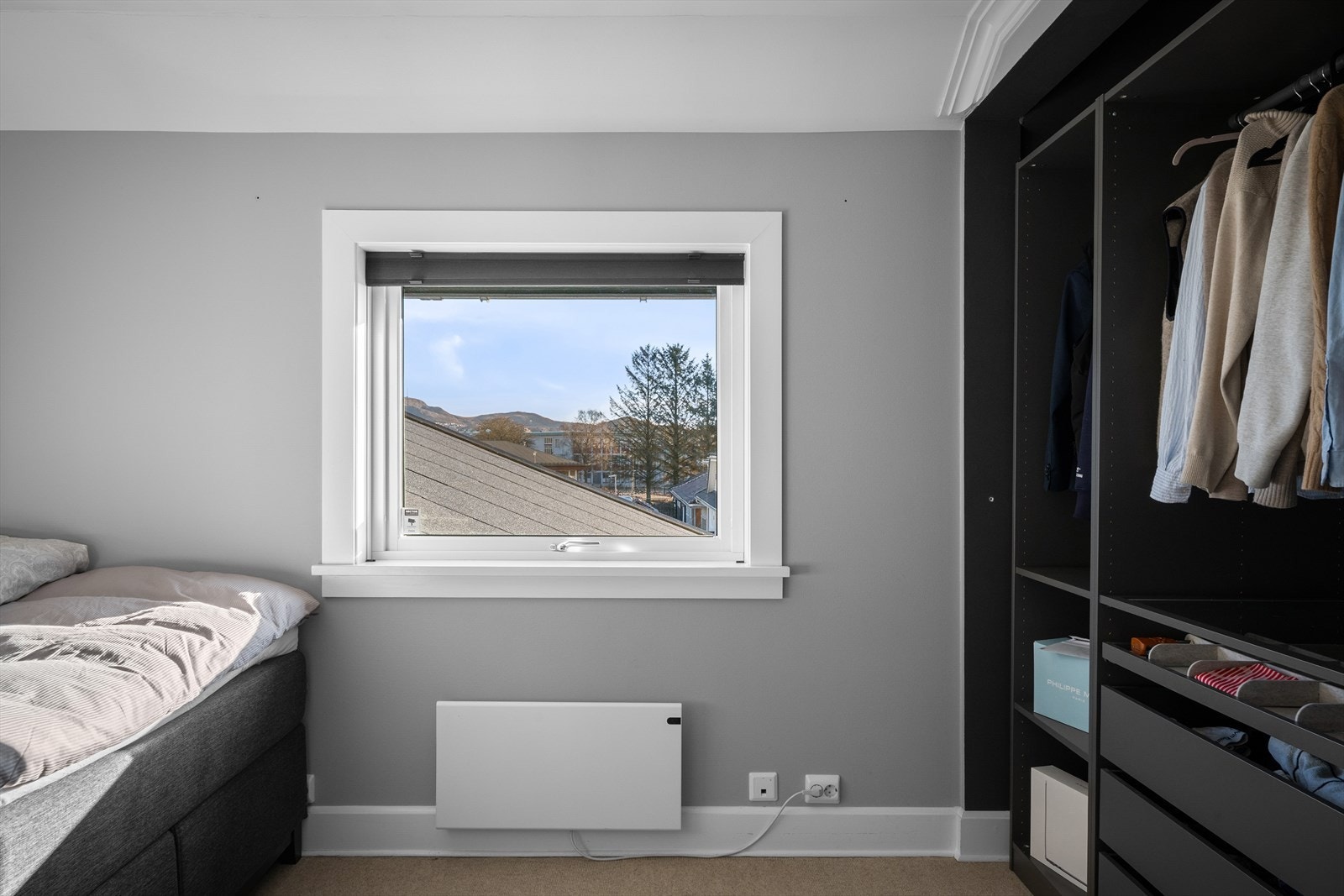 Plass til mer enn bare seng. Her kan du også ha gamingpult i tillegg til god skapplass. Ekstra garderobe satt i innhukk med mer plass for hjemmekontor e.l. Galleribilde