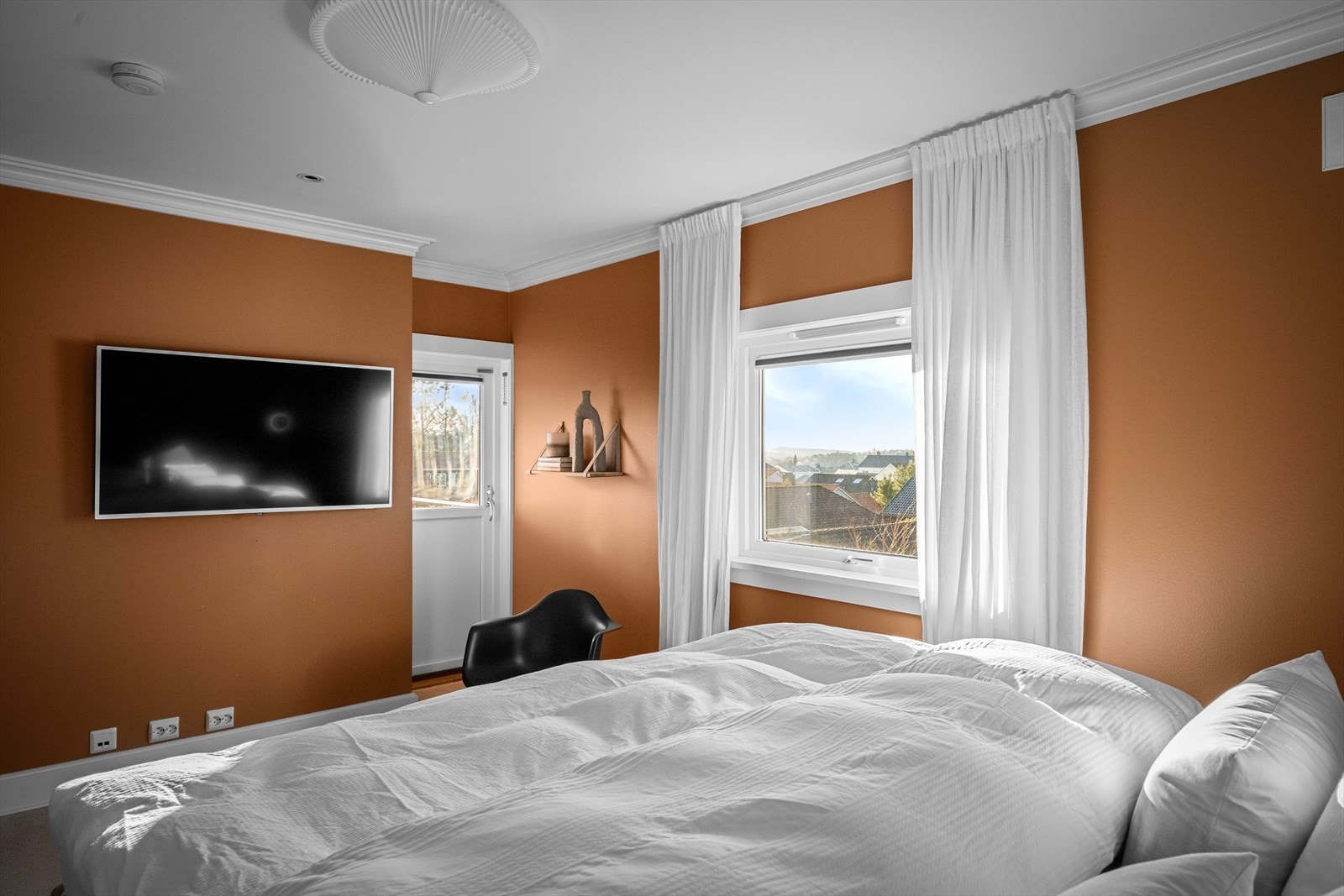 Gjennomført stil på tak og gulvlister. Hovedsoverom med både egen walk in garderobe og utg til luftebalkong. Romslig med plass til ekstra kommode/påkledningsbenk e.l. Galleribilde