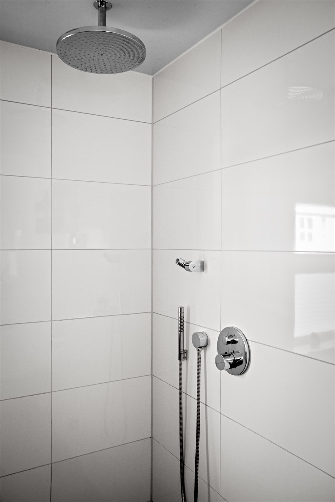 Vannfallsdusj med garnityr rett ut fra tak og vegg. Galleribilde