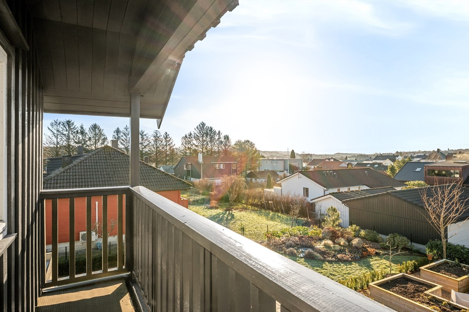 Herlig luftebalkong med nydelig utsikt. Fint å henge ut dynene. Takoverbygg for le. Galleribilde