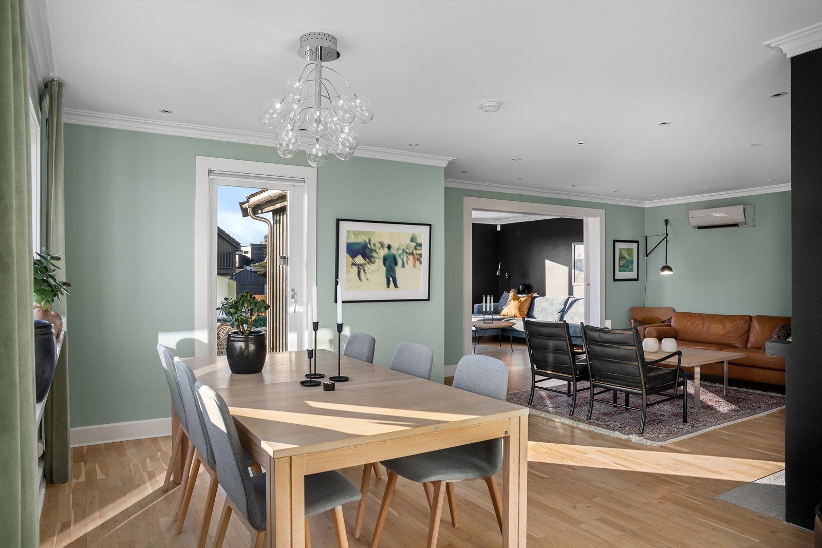 Inn igjen, har du hovedstuen med sine ulike soner møblering. Romslig plass og mye naturlig lys. Varmepumpe for jevn temp og peis med innsats for ekstra kos. Galleribilde