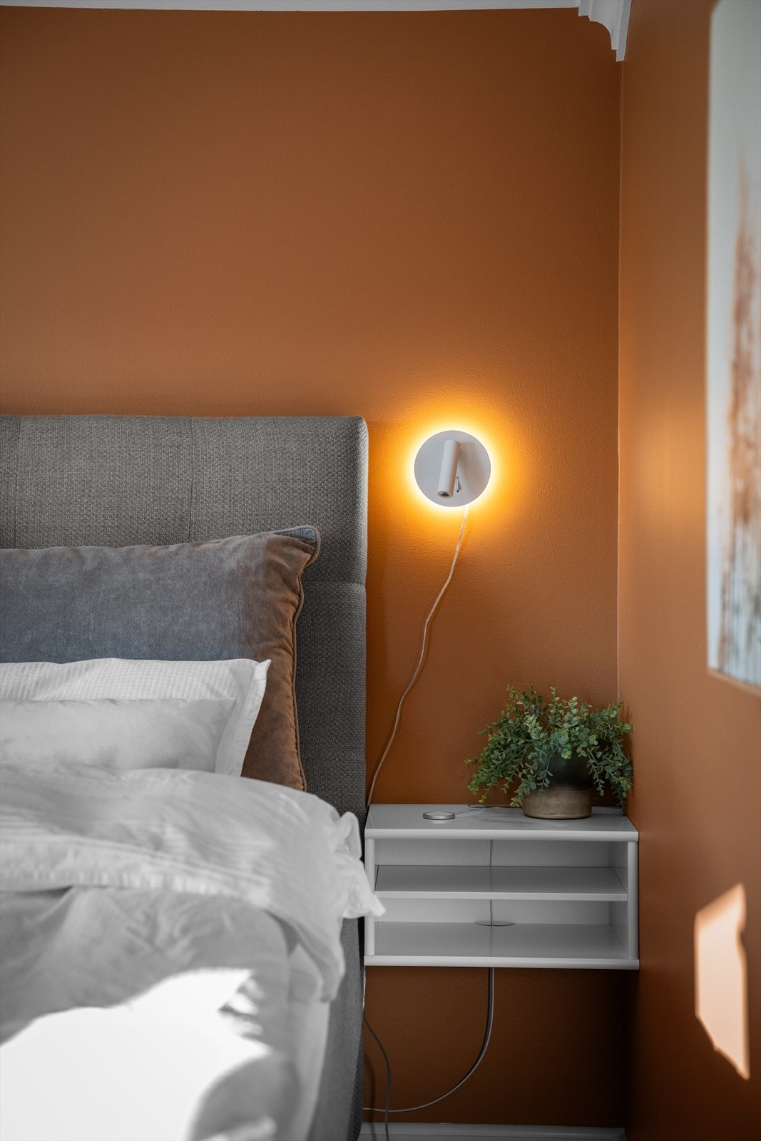 Delikate toner og brede, flotte tak og gulvlister. Galleribilde