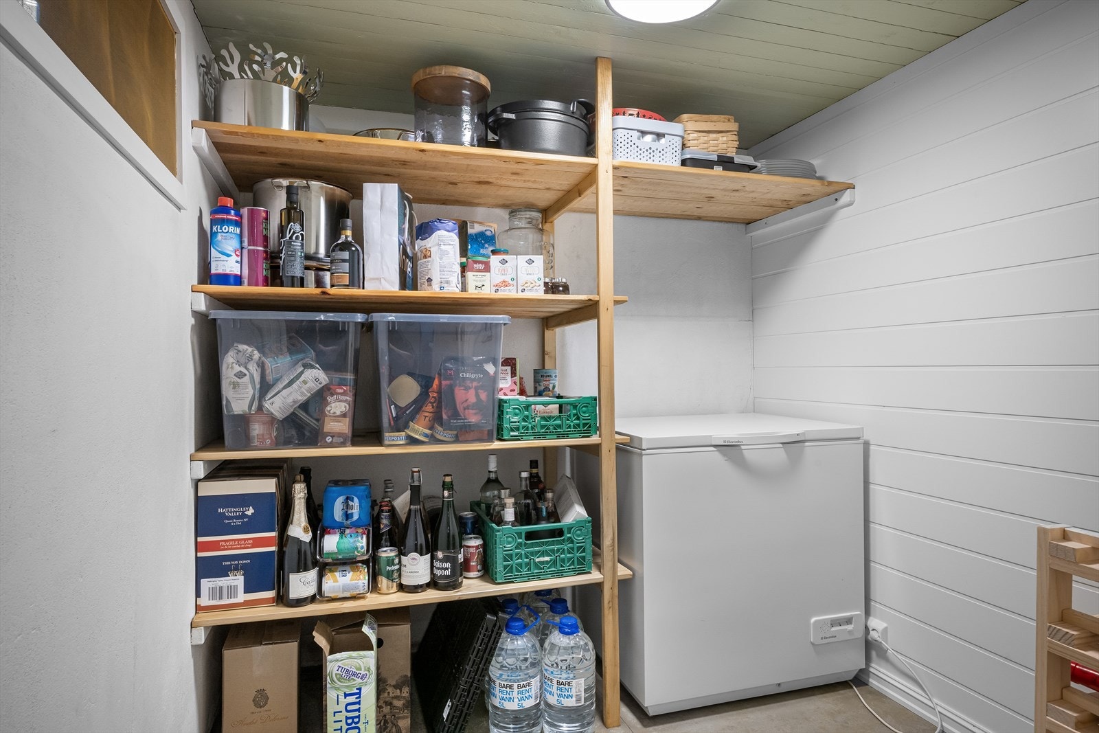 Sval matbod for lagring av mat og vin. Galleribilde