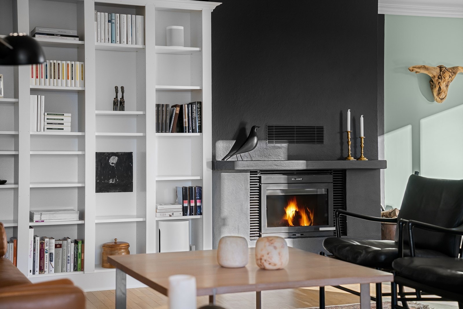 Flotte stedbyggede bokhyller og peis med innsats. Lune kontraster og rikelig med plass til møbleringssoner for enhver anledning. Galleribilde