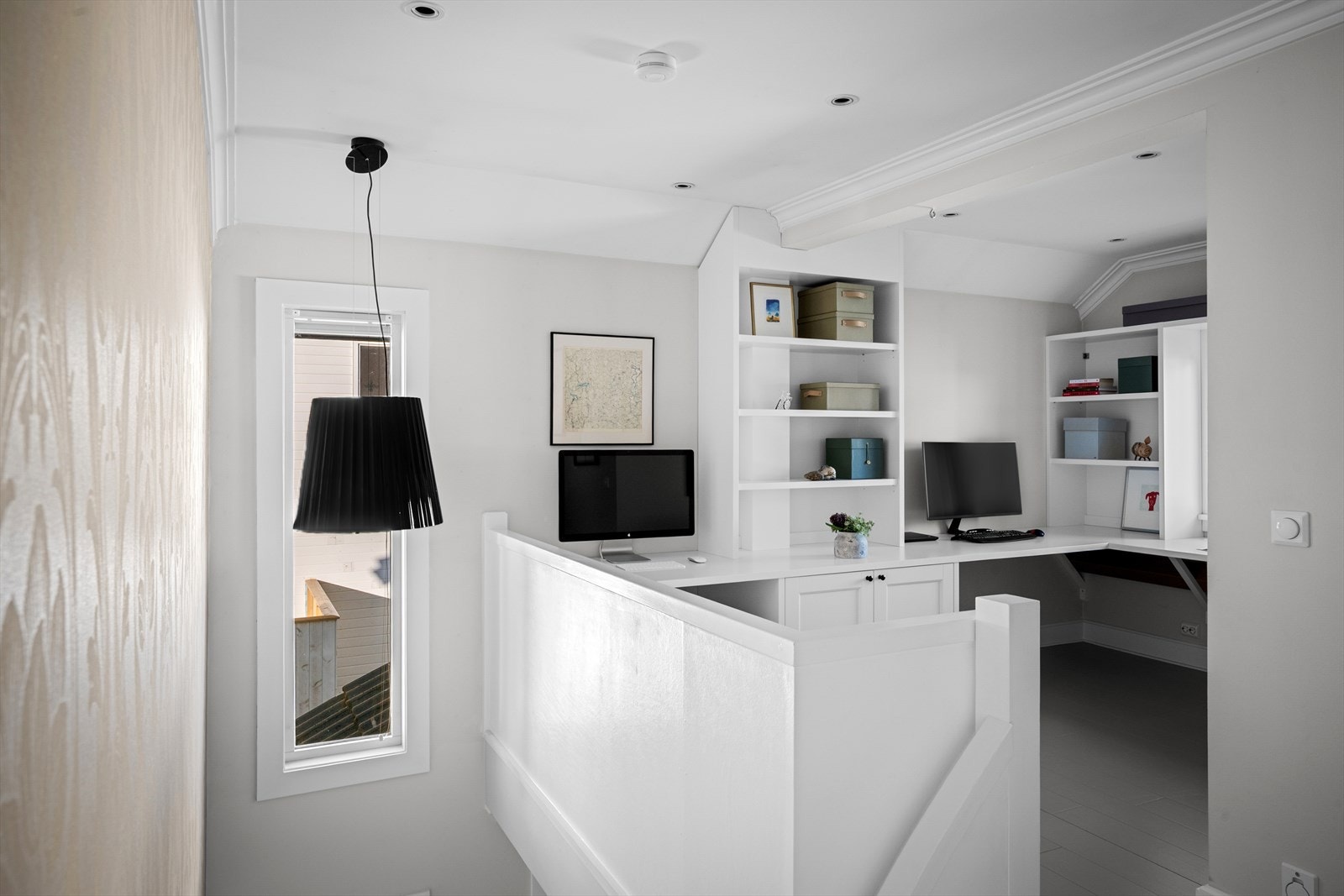 Tidligere soverom er åpnet opp til hjemmekontor for flere med stedbyggede løsninger fra anerkjente Hamran. Galleribilde