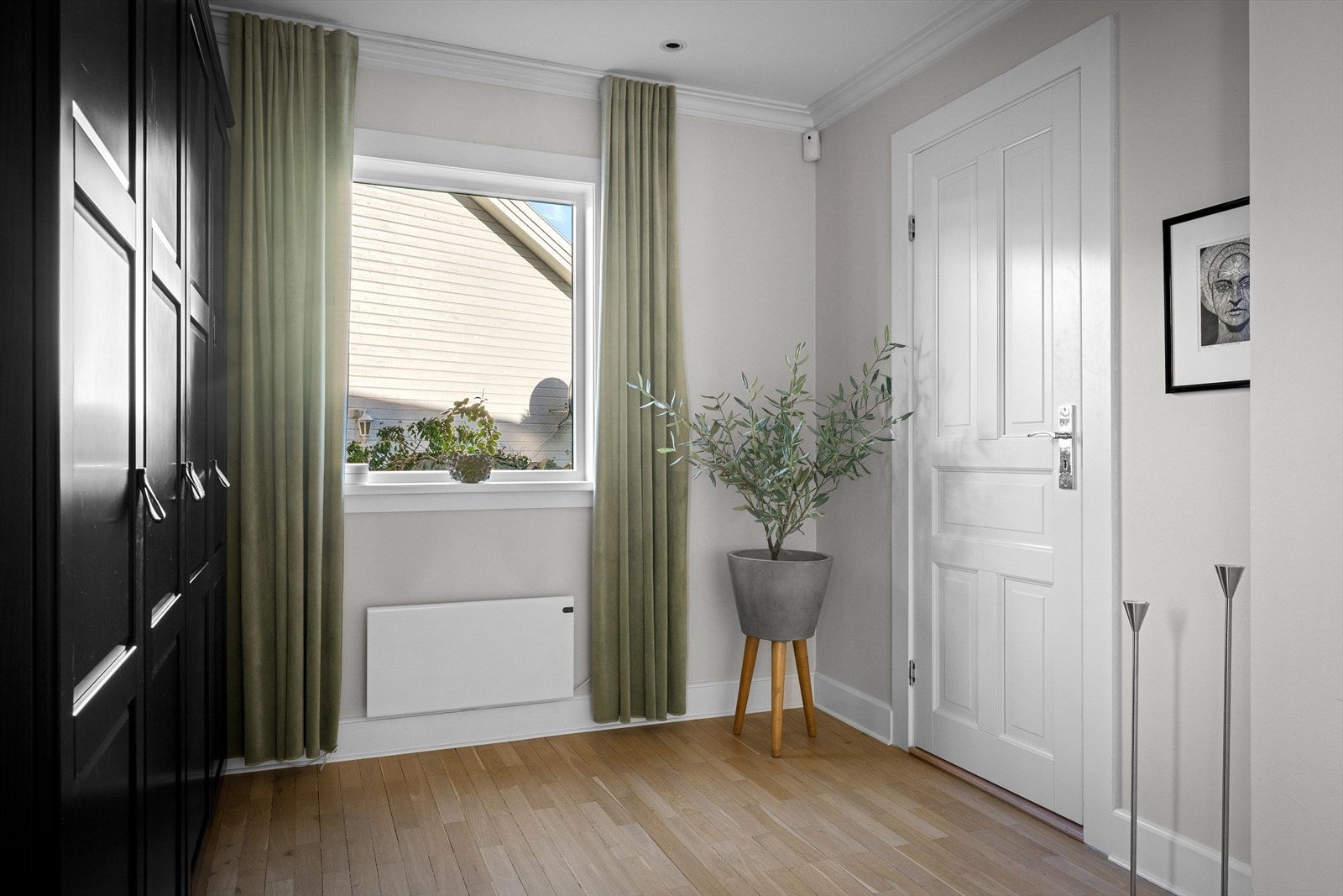 Masse lagringsplass og rom for kommode/påkledningsbenk. Original, smal 1.stavs eikeparkett som kan slipes og behandles i flere omganger. En lekker gang/entre med flotte detaljer. Galleribilde