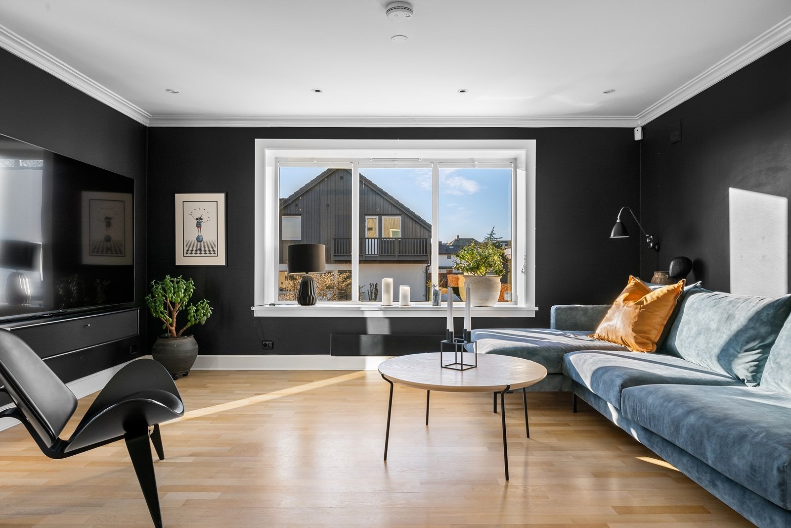 Plisse i samtlige vindu. Spotter i tak i stuene. En herlig og romslig tv-stue å trekke seg tilbake til. Galleribilde