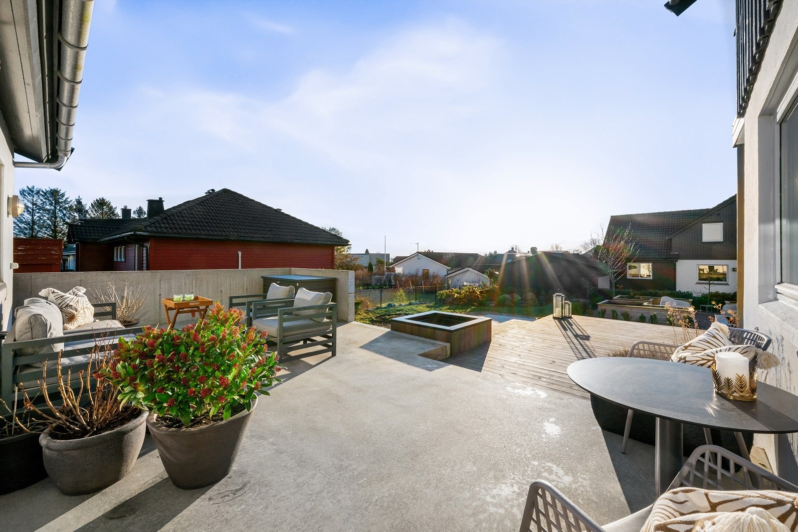 Støpt dekke og mur for optimal grillplass. Opplegg for gassgrill. Videre ut på ny, royal terrasse med bedkasse for naturlig skjerming. Strålende solforhold fra tidlig til sent. Fin oversikt over egen hage og ned til grønnsakshagen. Galleribilde