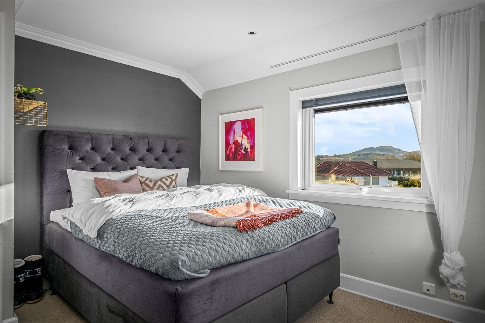 Soverom er romslig med lunt, moderne teppe og god plass til garderobe. Galleribilde