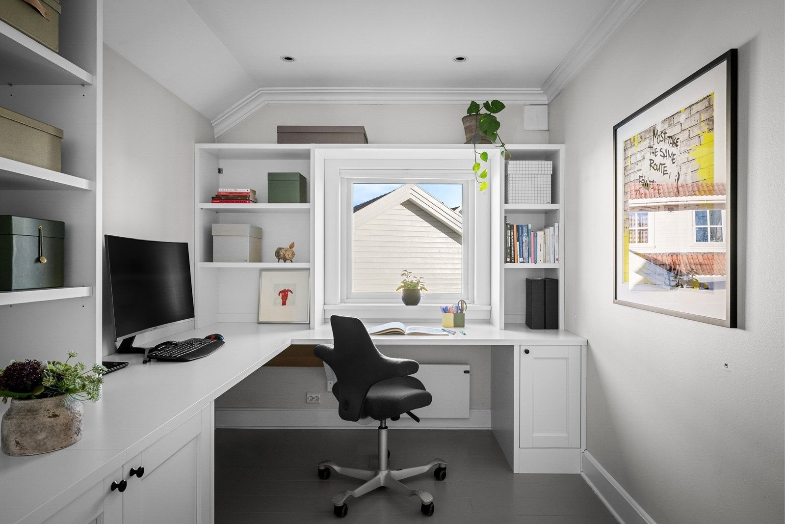 Stedbyggede løsninger fra anerkjente Hamran i tidligere soverom som er åpnet opp til hjemmekontor for flere. Galleribilde