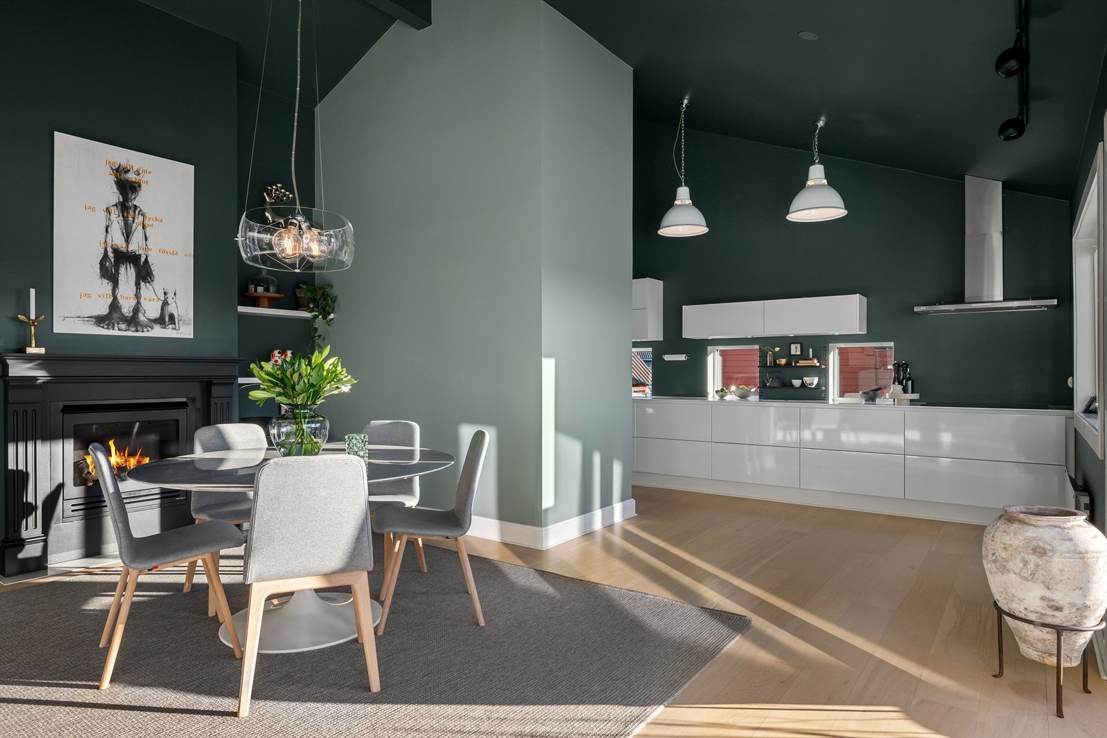 Gasspeis i allrom. Påbygg fra 2011. Ekstra takhøyde, mye naturlig lys og foldedører ut på stor, royal terrasse, samt støpt dekke med egen grillsone og opplegg for gassgrill. Galleribilde