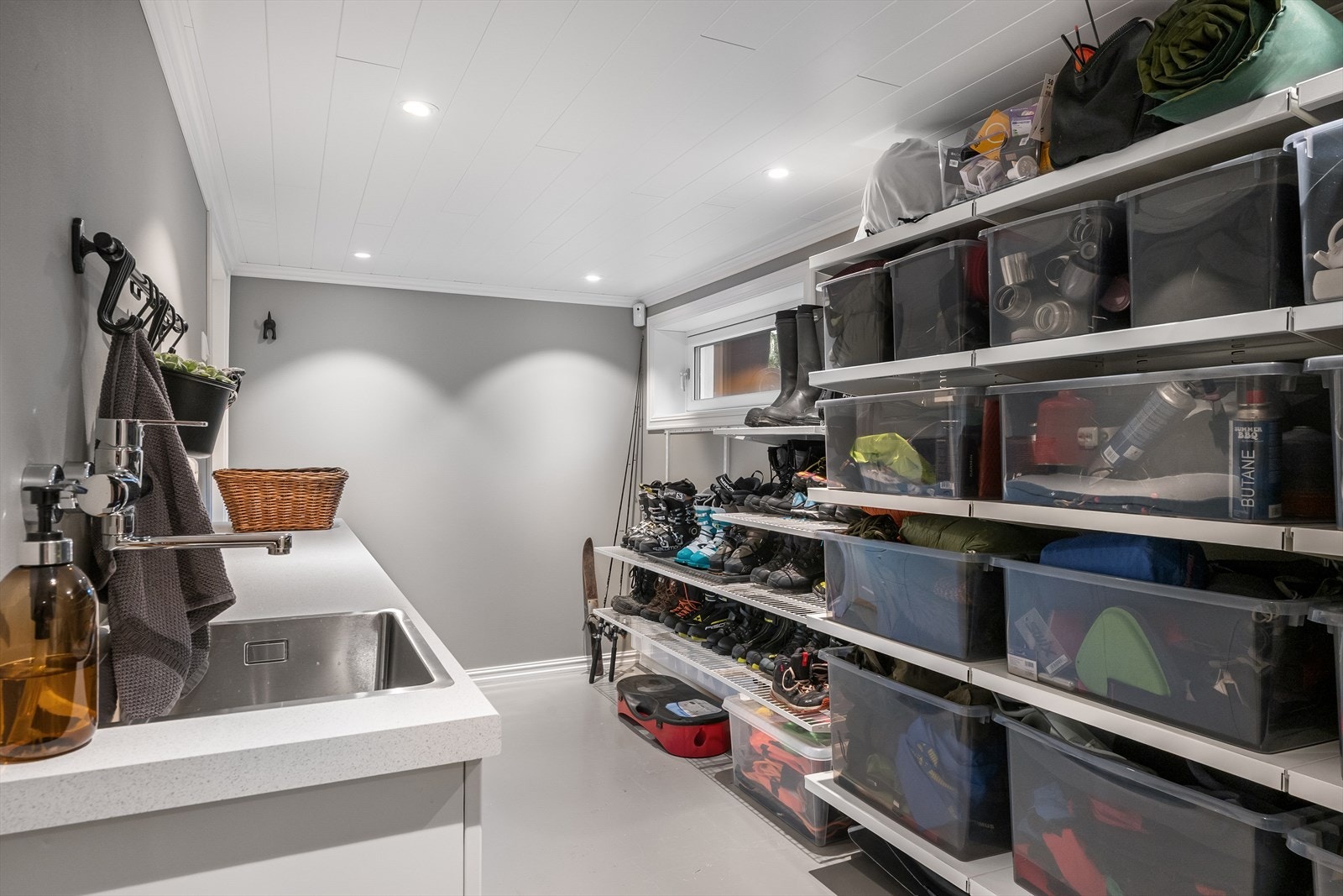 Smart bod med mye god lagring og hyller, samt utslagsvask og verksteddel. Galleribilde