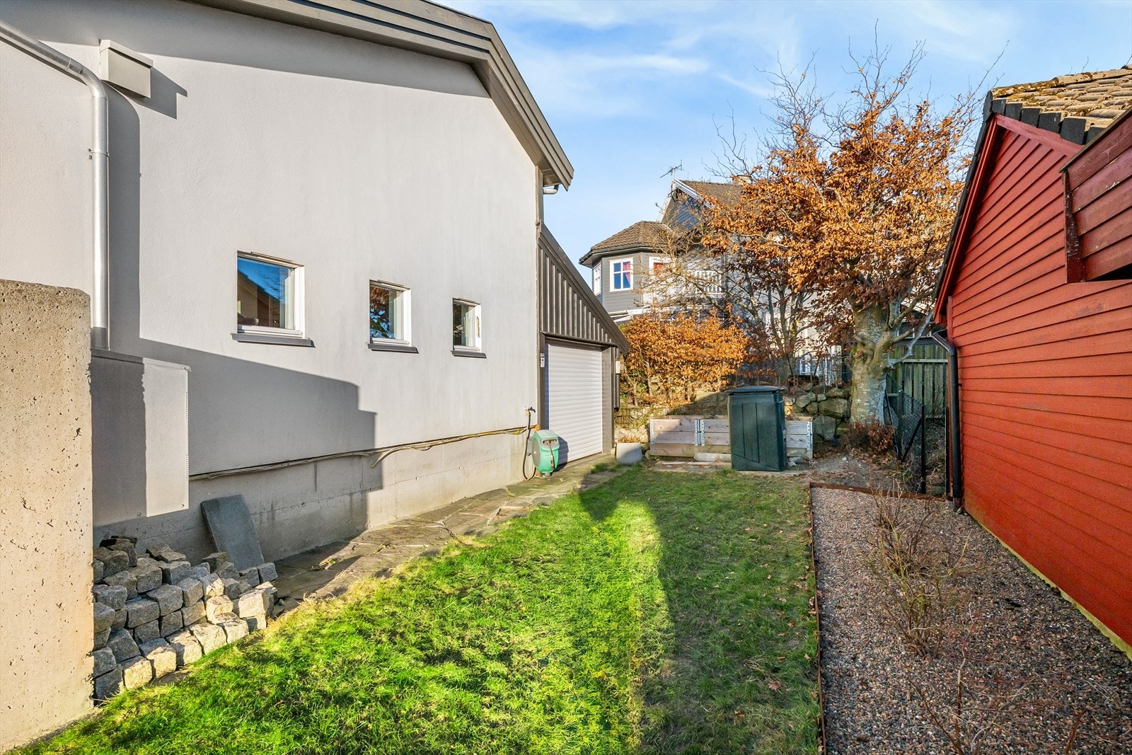 Hörman rulleport som ikke opptar plass innover og derfor tillater mer praktisk lagring. Port på begge sider gir enkel tilgang til alt av utstyr som lagres. Masse god plass og hyllesystem. Galleribilde