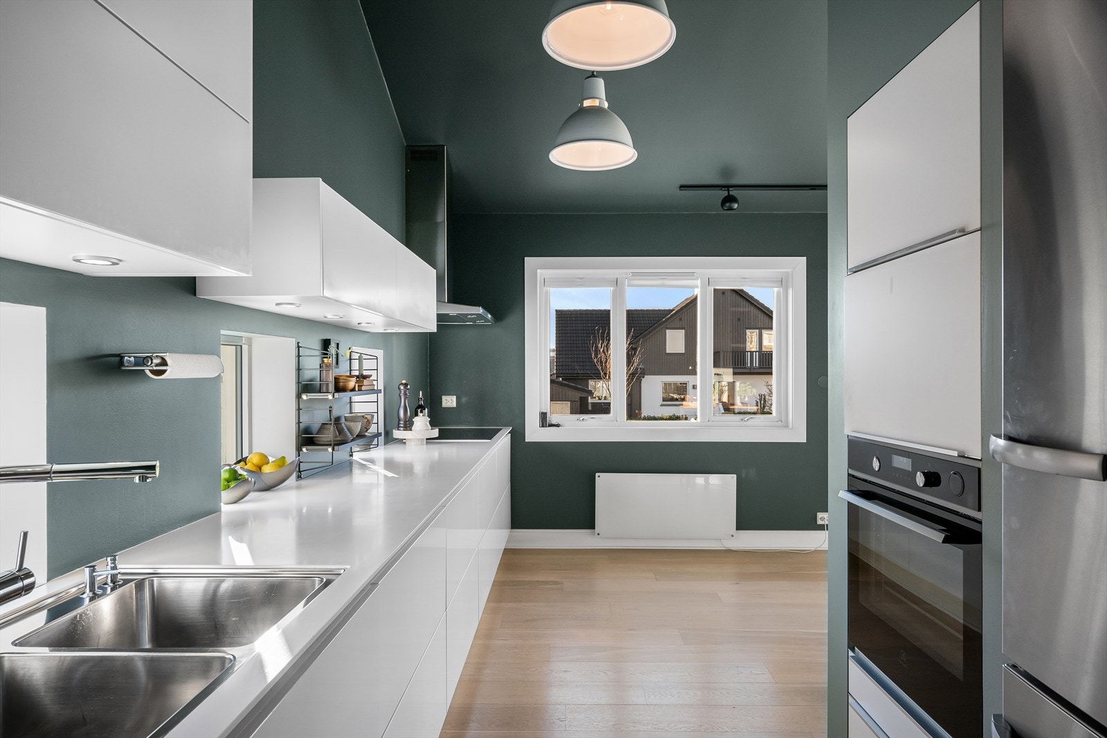 Underlimt vask, uttrekkbar spylekran, mye arbeidsplass og både naturlig lys via flere vinduer, samt spotter under overskap for kveldsarbeid. Flott kontakt med spisestue/lounge, og ute på terrassen. Samtidig fint tilbaketrukket. Galleribilde