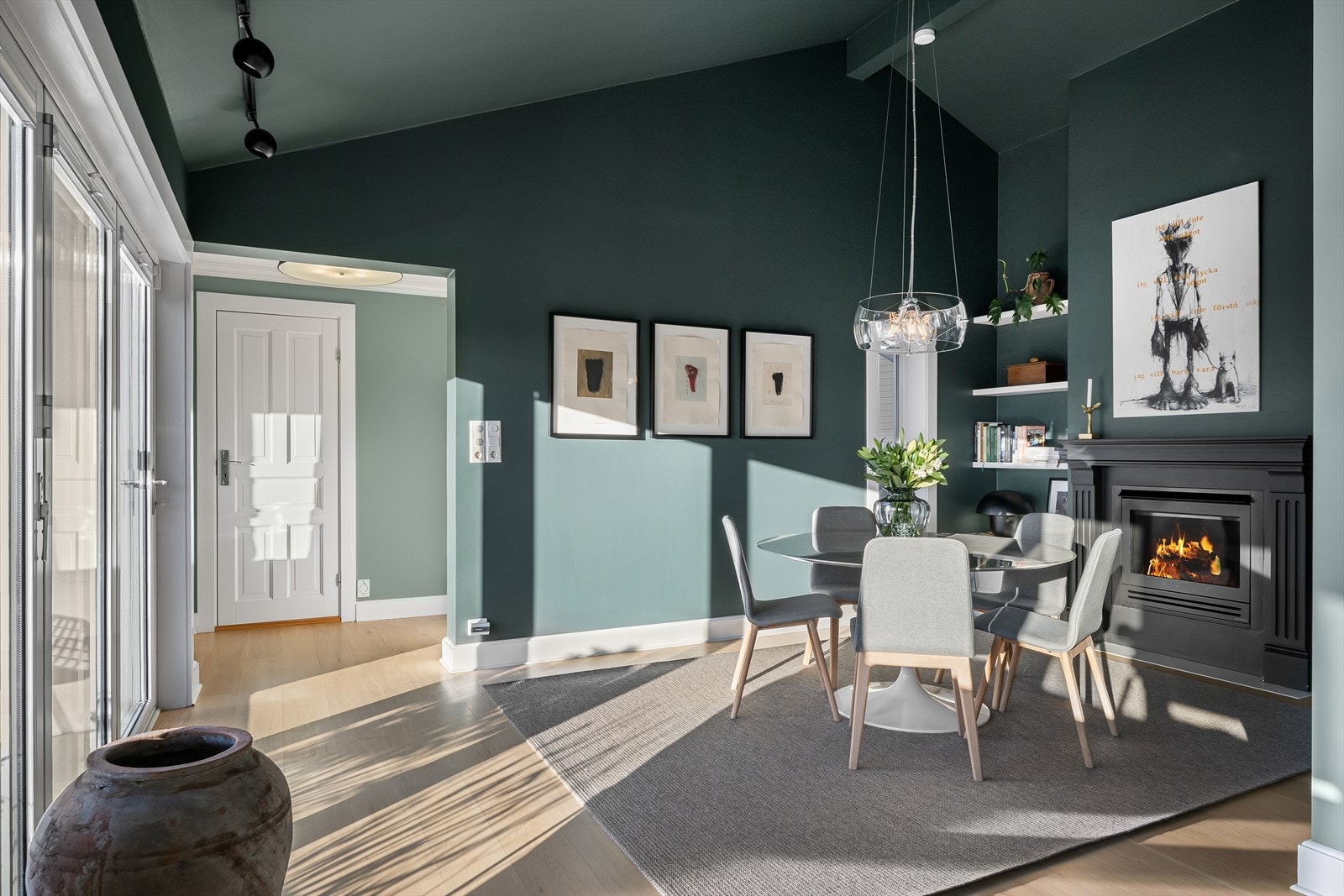 Lune toner, ekstra takhøyde, naturlig lys og peis med innsats. Et herlig allrom som innbyr til samling. På fine dager åpner du helt opp med foldedørene og flyter sømløst mellom inne og ute. Galleribilde