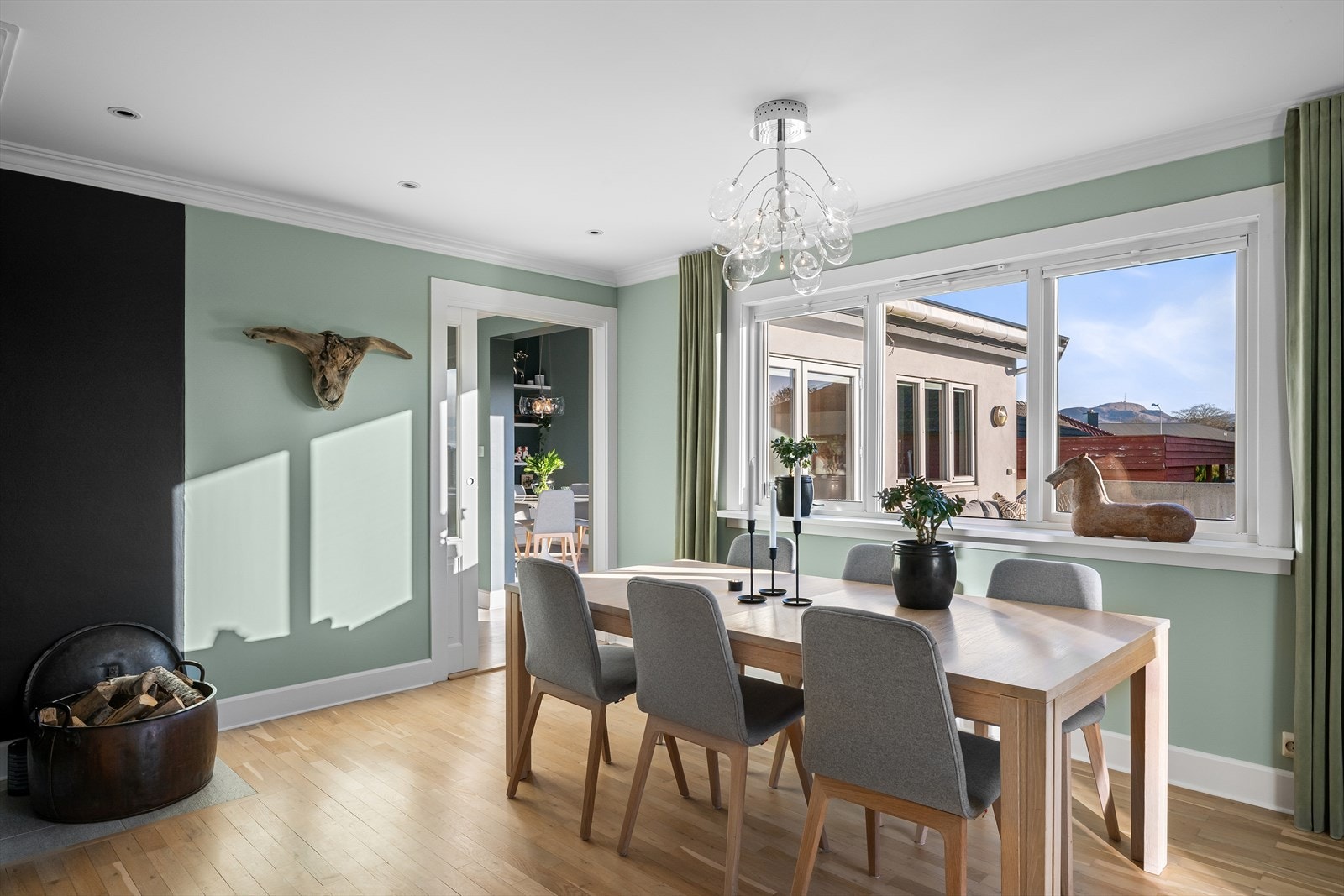 God plass til spisestue også i hovedstuen. Skyvedør for å lydisolere mot allrom/kjøkken. Alle innedører er Scanflex lyddører av høy kvalitet. Galleribilde