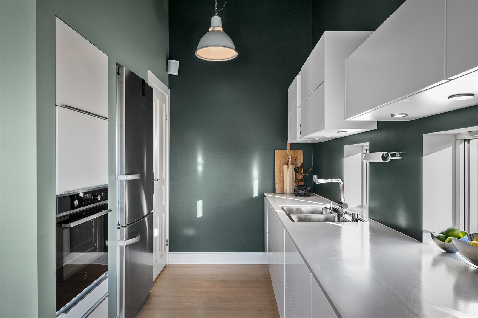 Tidløst og delikat Svanekjøkken med Miele kjøleskap med ekstra bredde, is/vann uttak. Genialt med eget spiskammers inn til venstre for rikelig med lagring av kjøkkenutstyr og tørrmat. Galleribilde