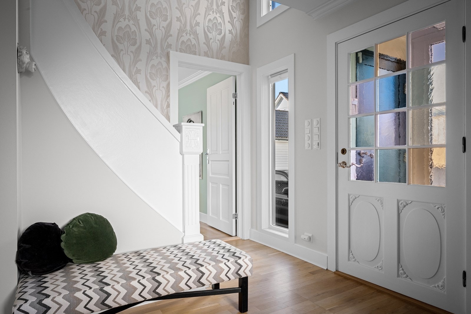 Lekkert inngangsparti med original trapp og vridd vange. Blyglass og utskjæringer i dør. Rikelig med naturlig lys via flere vinduer. Masse lagringsplass og rom for kommode/påkledningsbenk. Galleribilde