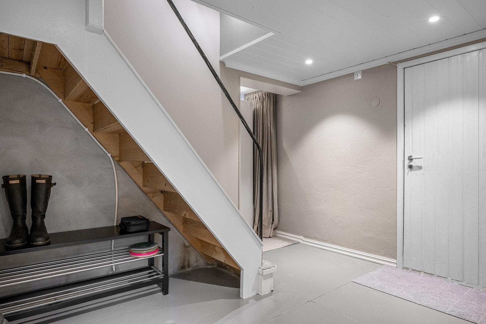 Egen inngang i kjeller for ungdommen som skal ha besøk. Galleribilde