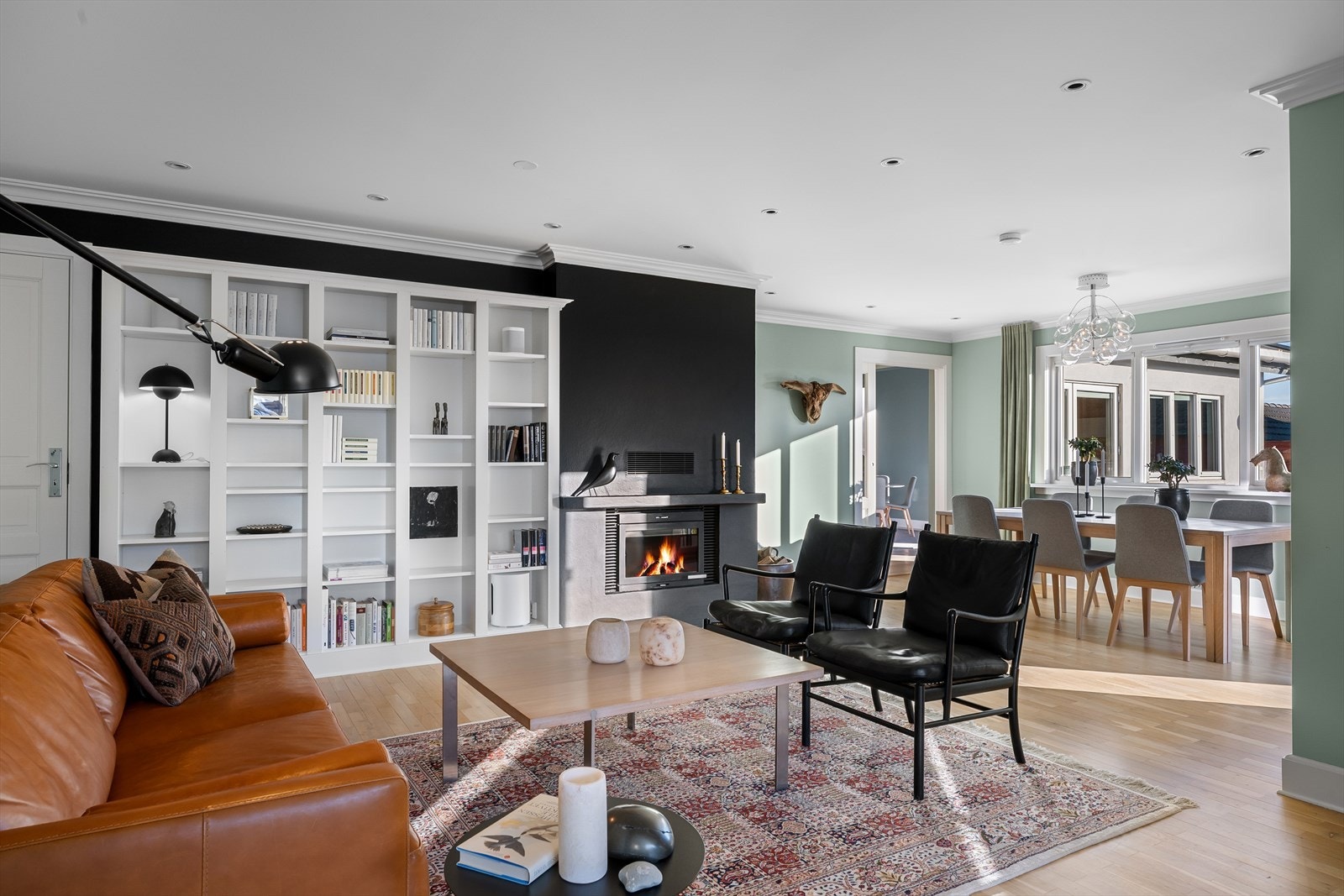 Inn i en meget romslig hovedstue hvor du har videre tilgang til stor, avlukket tv-stue og stort allrom med nyere kjøkken. Alle rom med gjennomgående naturlig lys og utsyn til egen hage. Galleribilde