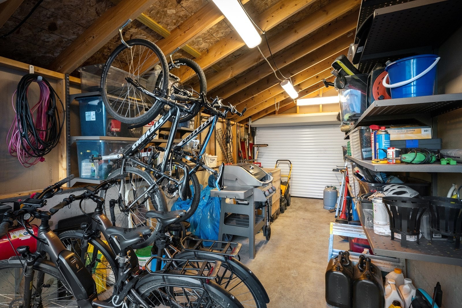 Port på begge sider gir enkel tilgang til alt av utstyr som lagres. Masse god plass og hyllesystem. Hörman rulleport som ikke opptar plass innover og derfor tillater mer praktisk lagring. Galleribilde