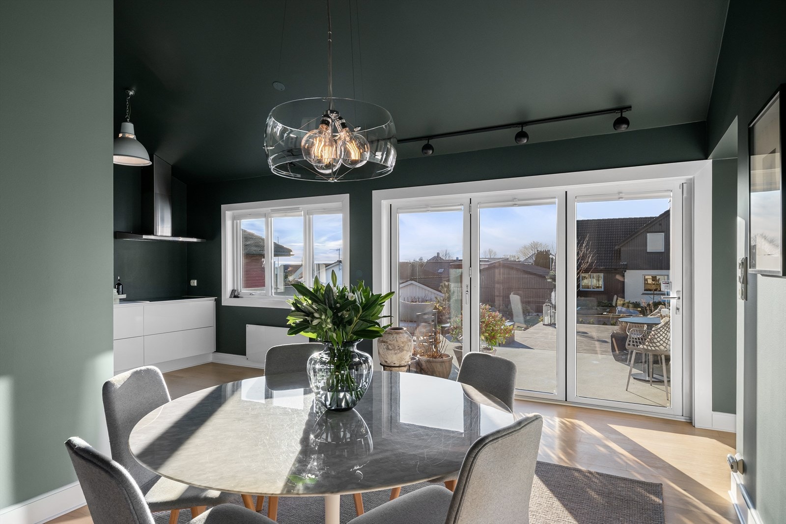 Påbygget er fra 2011. Her har du opplegg for skjulte høytalere i vegg om ønskelig. Plass til både spisestue og en liten lounge. Foldedører gjør det sømløst å nyte fine dager ute på støpt dekke og royal terrasse. Galleribilde