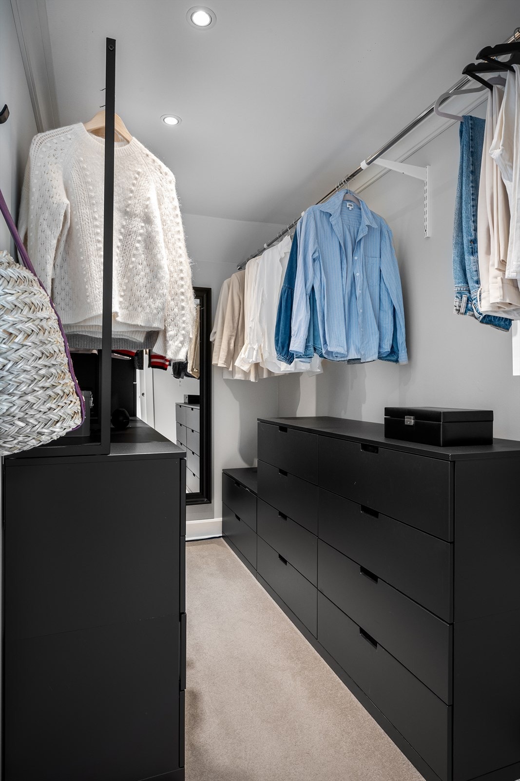 Hovedsoverom med både egen walk in garderobe og utg til luftebalkong. Romslig med plass til ekstra kommode/påkledningsbenk e.l. Galleribilde