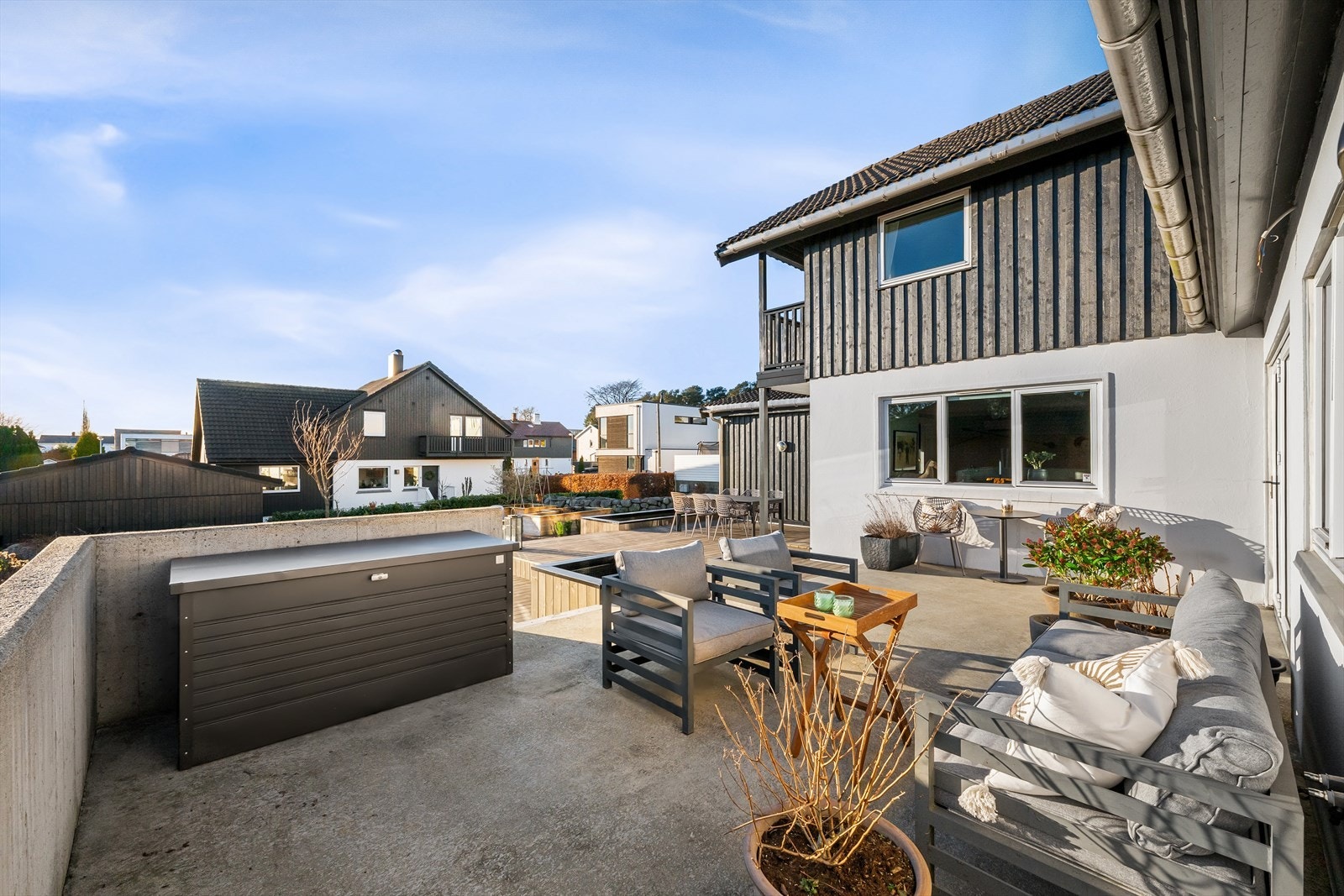 Støpt dekke og mur for optimal grillplass. Opplegg for gassgrill. Videre ut på ny, royal terrasse med bedkasse for naturlig skjerming. Strålende solforhold fra tidlig til sent. Fin oversikt over egen hage og ned til grønnsakshagen. Galleribilde