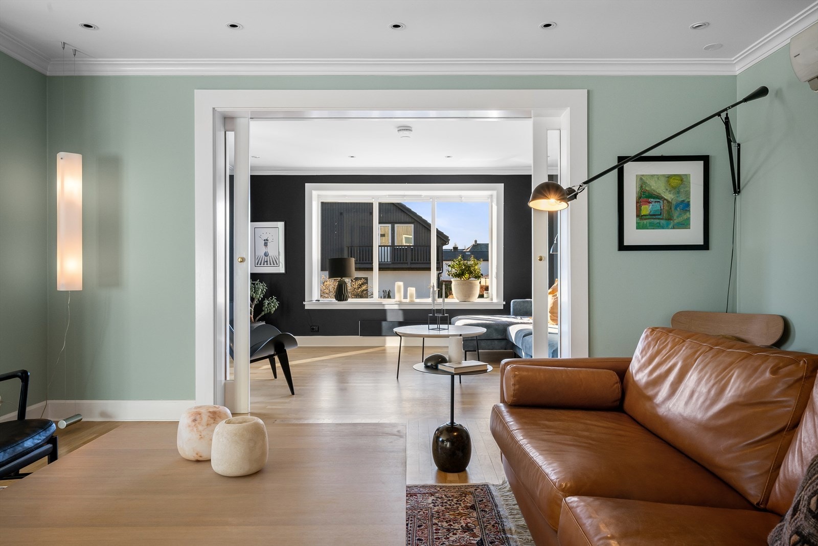 Gjennomgående lys fra alle kanter. Lagt opp for at en kan ha folk hver for seg, uten å forstyrre hverandre - med de ulike sonene. Skyvedører med sikkerhetsglass. Galleribilde