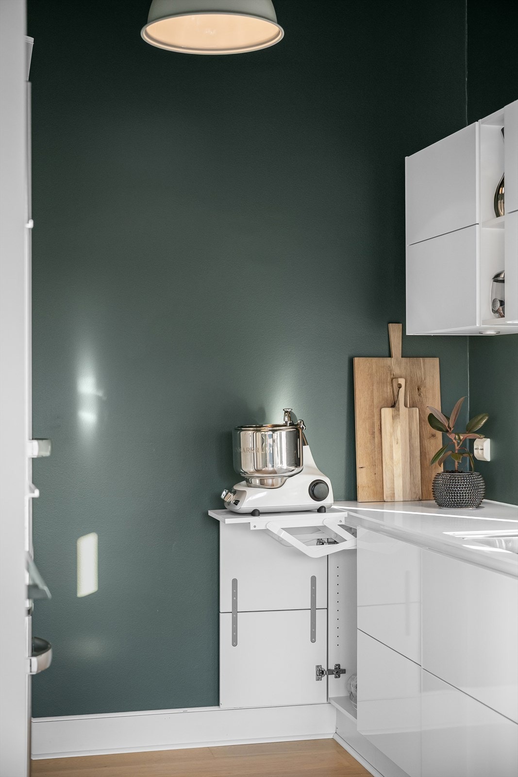 Flere finesser som uttrekkbar hylle for fastmontert kjøkkenmaskin. Rikelig med skapplass og oppbevaring. Galleribilde