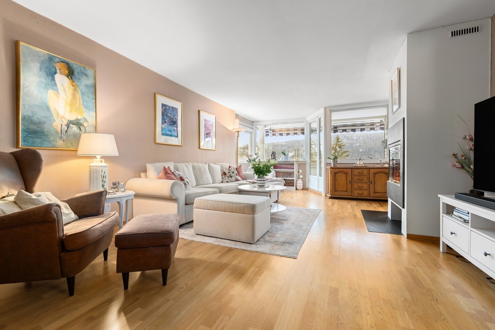 Stuen byr på god møbleringsfrihet Galleribilde