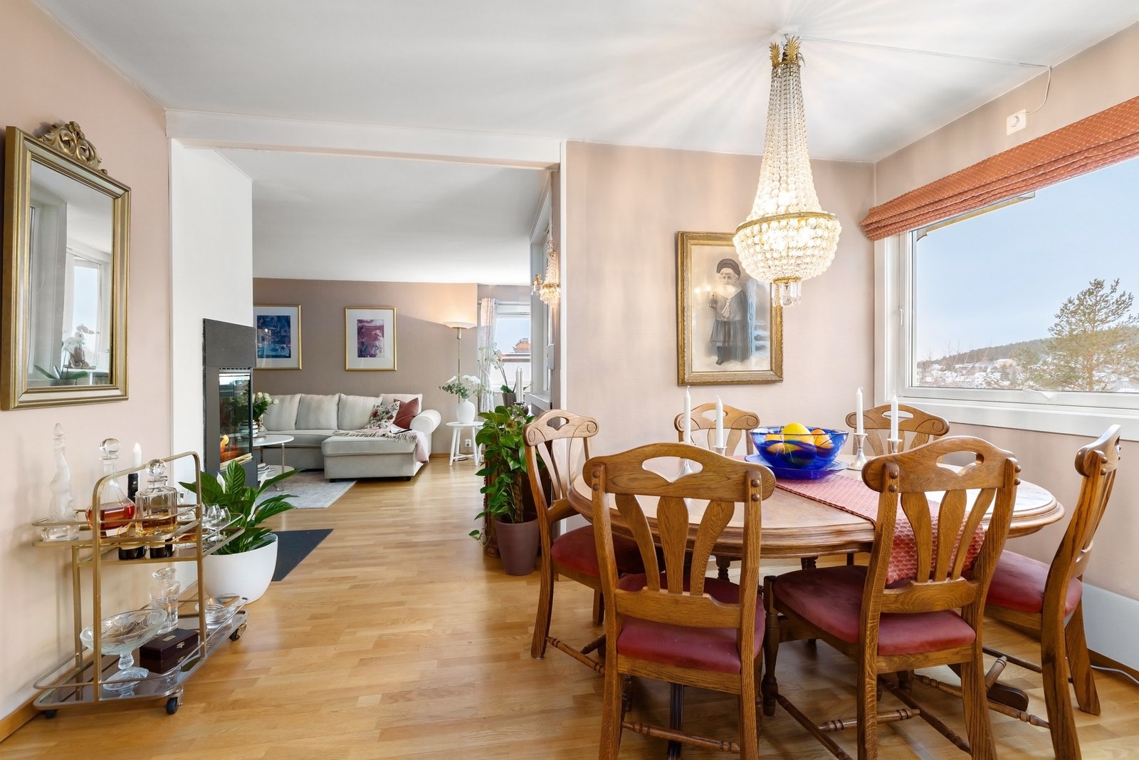 Spiseplassen finner sin naturlige plass mellom kjøkken og stue Galleribilde